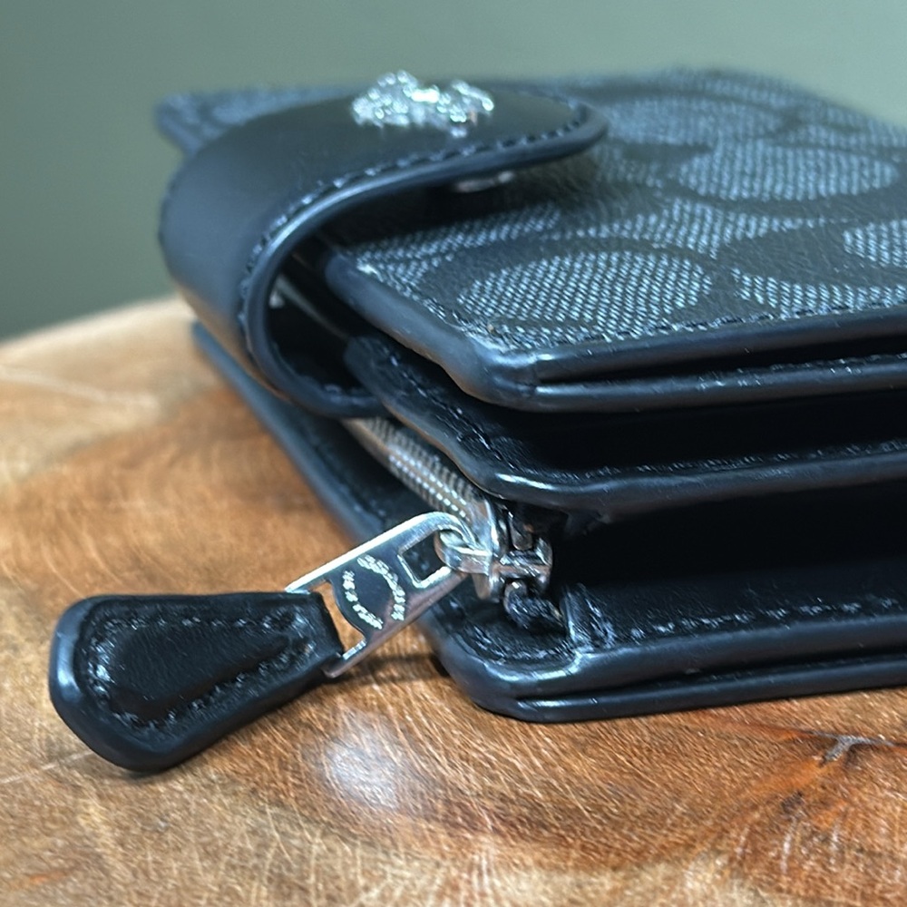 *LIKE NEW* COACH Signature Medium Corner Zip Wallet - Picture 9 of 15